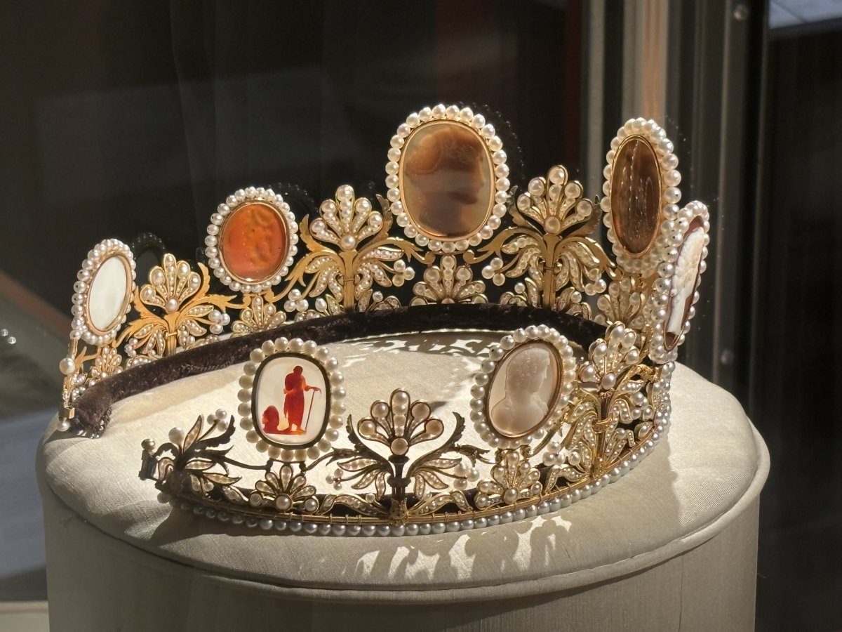 La Tiara Cameo è esposta a Stoccolma, dicembre 2023 (Fotografia gentilmente condivisa da Kristina Solberg; non riprodurre)