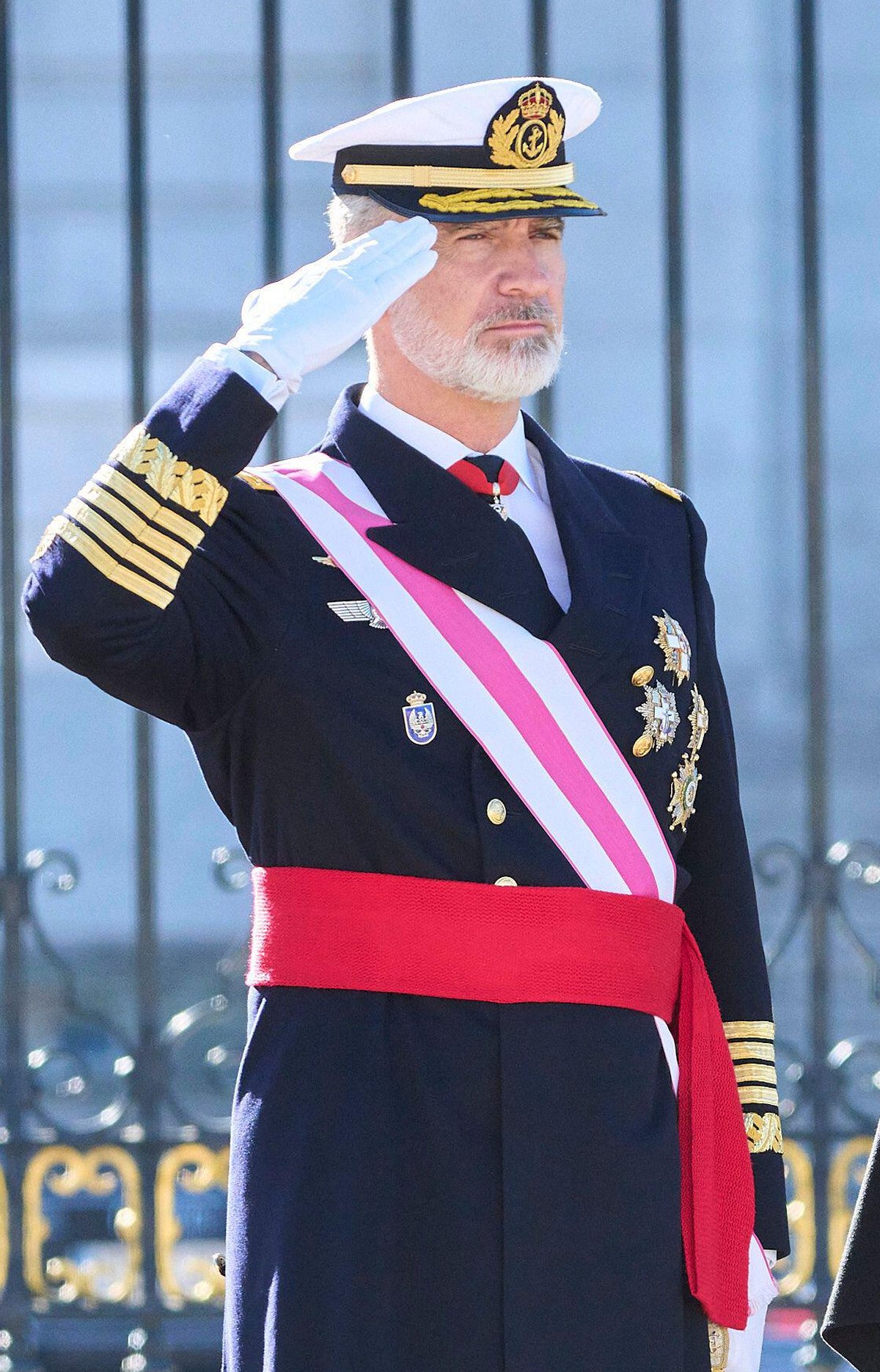 Il Re di Spagna saluta durante la parata della Pascua Militar al Palazzo Reale di Madrid il 6 gennaio 2024 (MPG/Alamy)