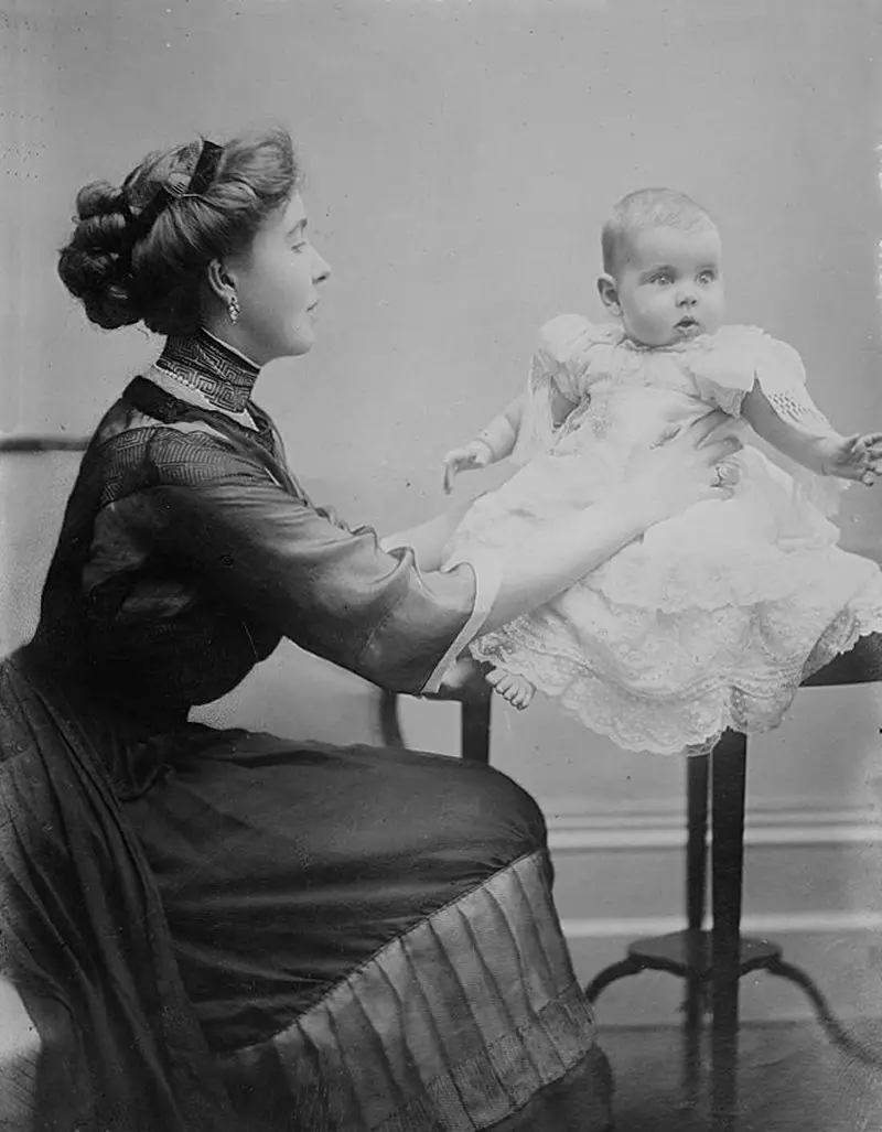 La Principessa Margherita di Svezia con la figlia, la Principessa Ingrid, circa 1910 (Grand Ladies Site)