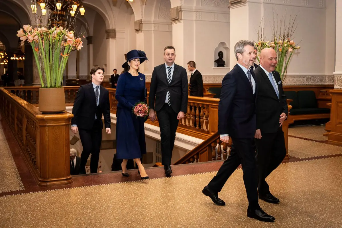 Il Re e la Regina di Danimarca, con il Principe Cristiano, arrivano per una ricezione al Folketing, il parlamento danese, presso il Palazzo di Christiansborg a Copenaghen il 15 gennaio 2024 (Emil Nicolai Helms/Ritzau Scanpix/Alamy)