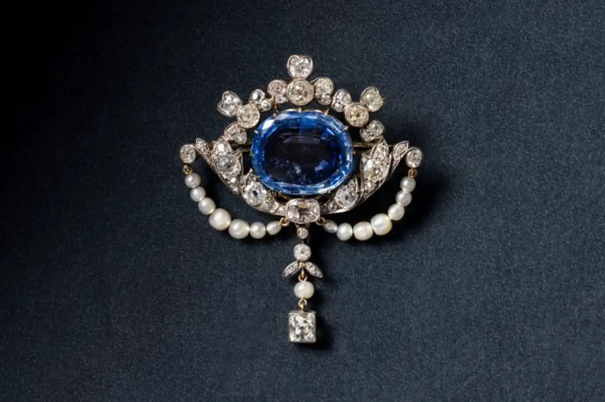 Il Broche di Zaffiro di Connaught, fotografato per l'esposizione che celebra il Giubileo d'Oro della Regina Margrethe II nel 2022 (Jens Peter Engedal/Amalienborg Museum)