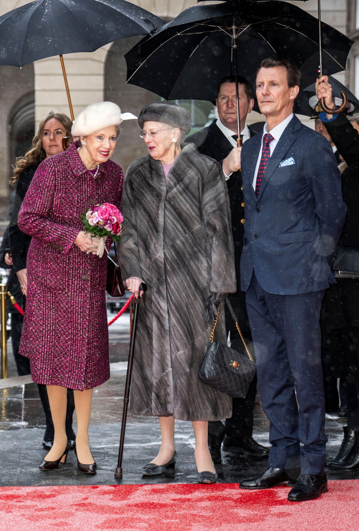 La Principessa Benedikte, la Regina Margrethe e il Principe Joachim di Danimarca arrivano per una ricezione al Folketing, il parlamento danese, presso il Palazzo di Christiansborg a Copenaghen il 15 gennaio 2024 (Thomas Traasdahl/Ritzau Scanpix/Alamy)