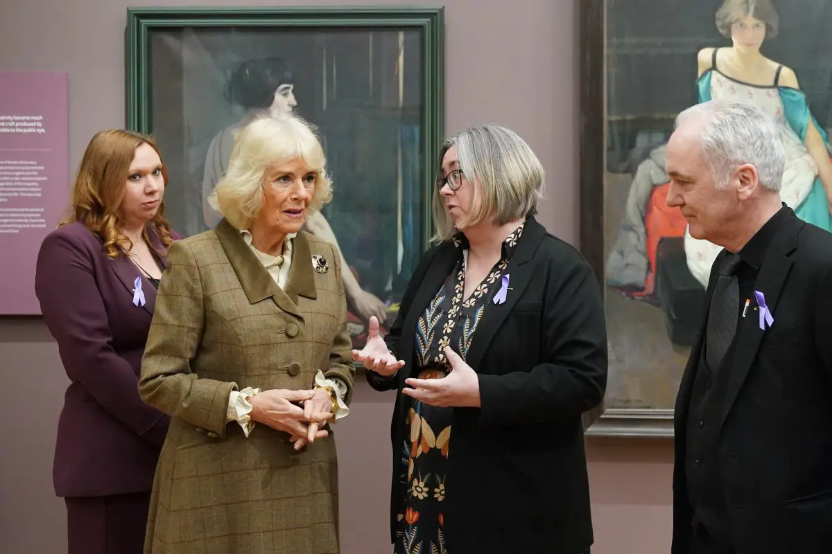 La regina Camilla inaugura il nuovo Safe Space durante una visita alla Galleria d'Arte di Aberdeen il 18 gennaio 2024 (Andrew Milligan/PA Images/Alamy)