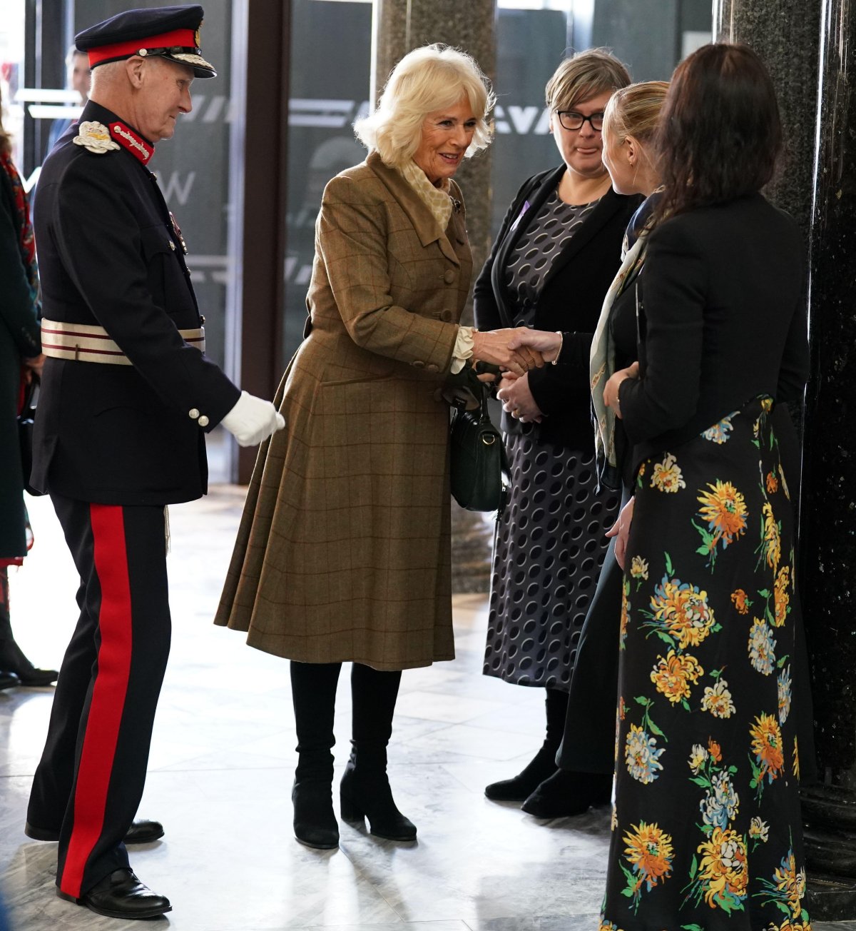 La regina Camilla arriva per aprire il nuovo Safe Space durante una visita alla Galleria d'Arte di Aberdeen il 18 gennaio 2024 (Andrew Milligan/PA Images/Alamy)