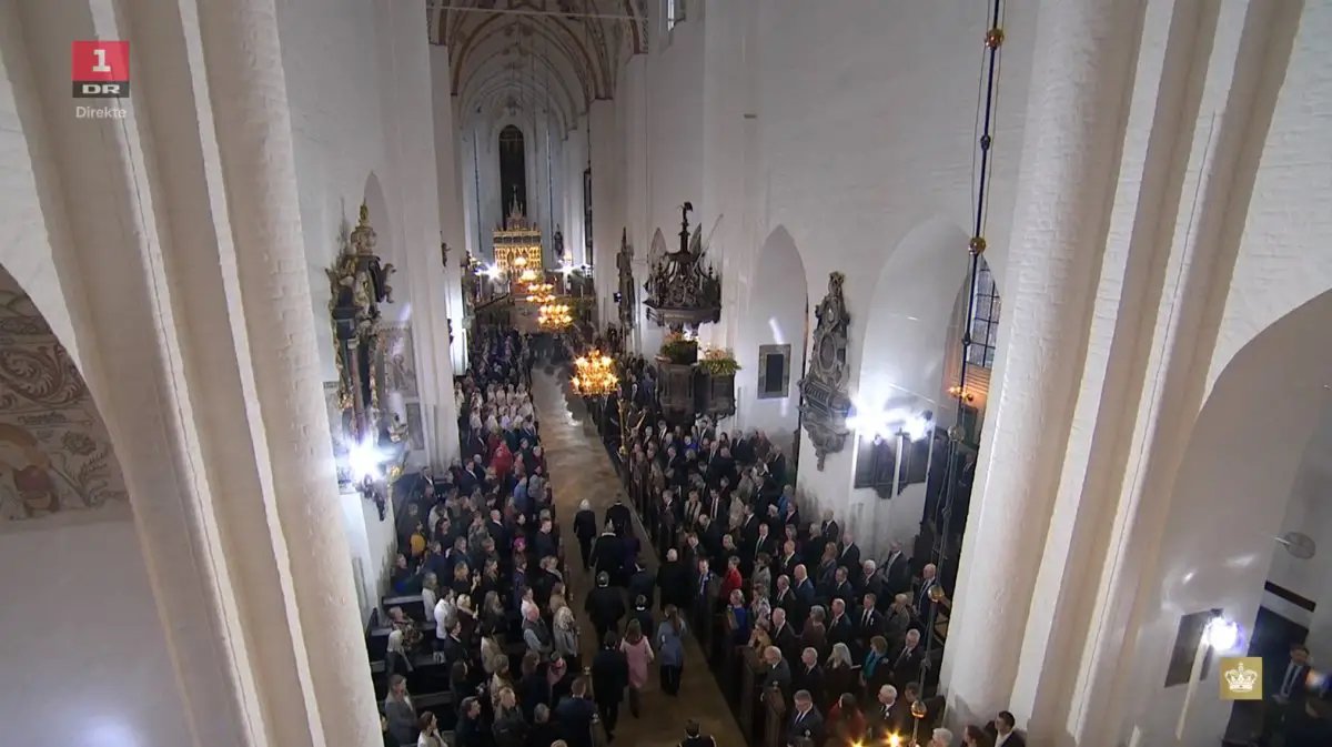 Il re e la regina di Danimarca, con i loro quattro figli, arrivano per un servizio presso la Cattedrale di Aarhus il 21 gennaio 2024 (DR1/screencapture)