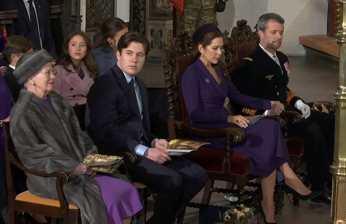 Il re e la regina di Danimarca, con il principe ereditario Christian e la regina Margrethe, partecipano a un servizio presso la Cattedrale di Aarhus il 21 gennaio 2024 (DR1/screencapture)