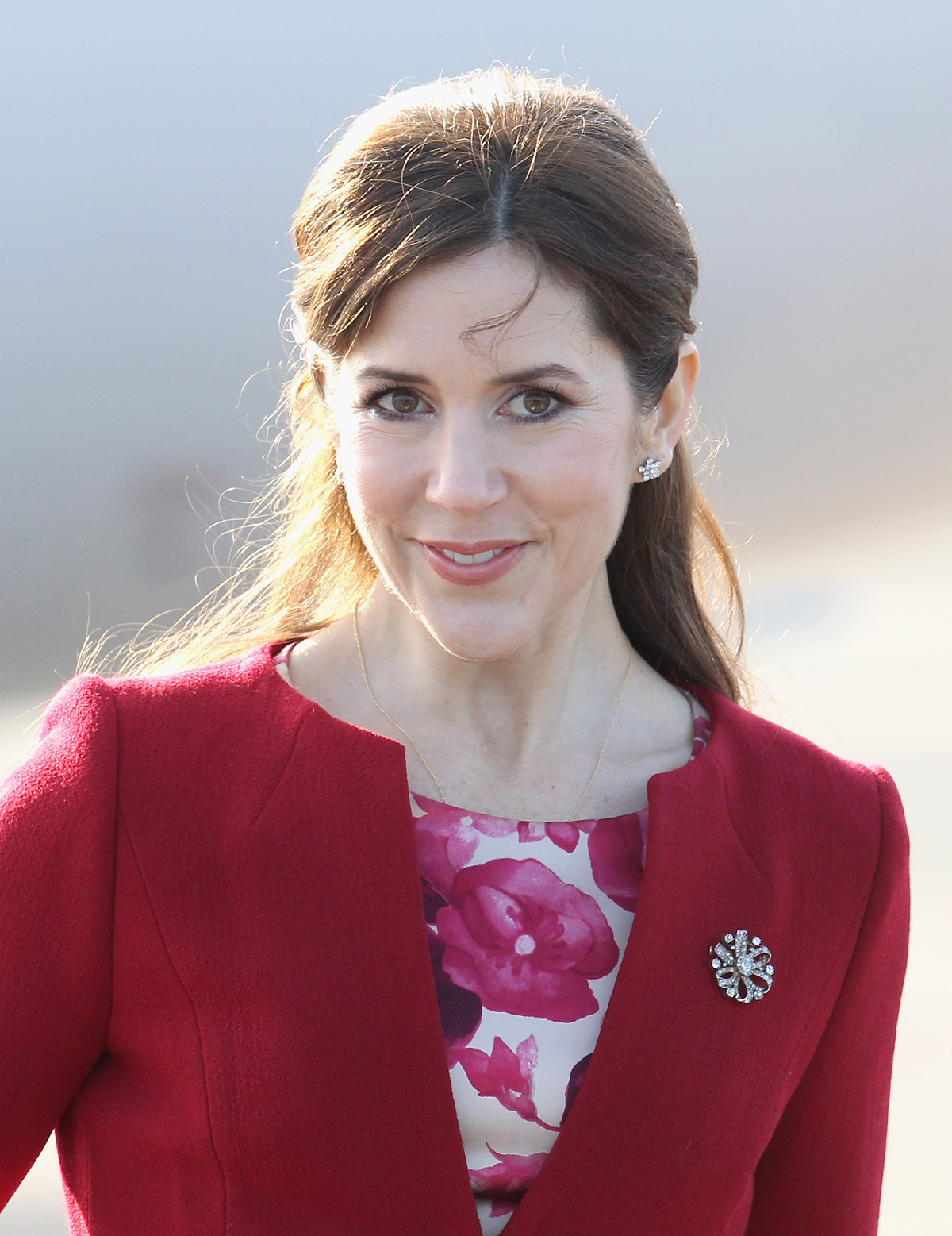 La principessa ereditaria Mary di Danimarca saluta il principe di Galles e la duchessa di Cornovaglia all'aeroporto di Copenaghen il 24 marzo 2012 (Chris Jackson/Getty Images)