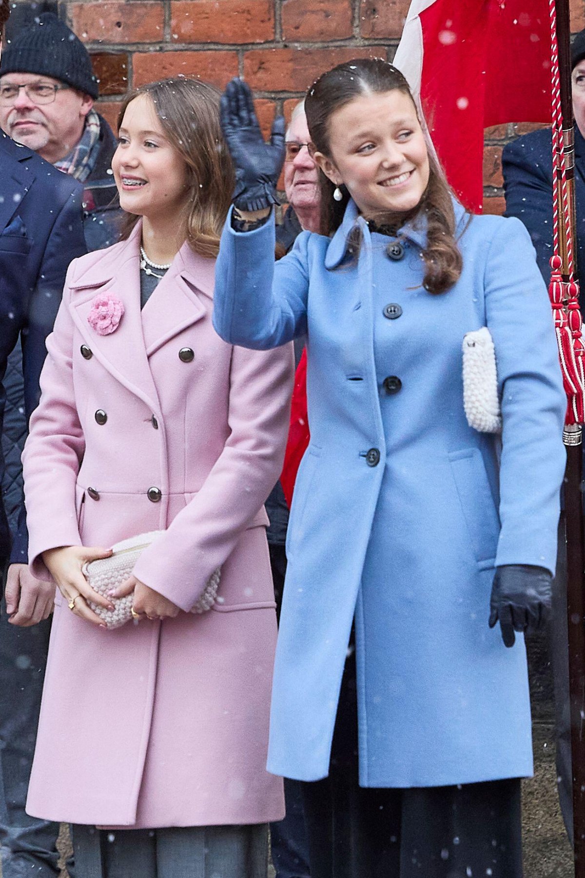 Le principesse Josephine e Isabella di Danimarca arrivano per un servizio presso la Cattedrale di Aarhus il 21 gennaio 2024 (Ritzau/Alamy)