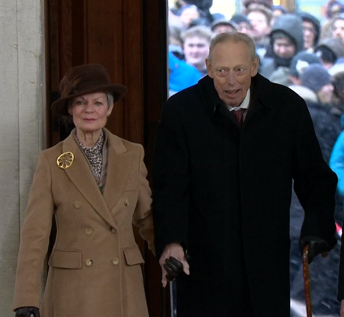 Il conte Ingolf e la contessa Sussie di Rosenborg arrivano per un servizio presso la Cattedrale di Aarhus il 21 gennaio 2024 (DR1/screencapture)