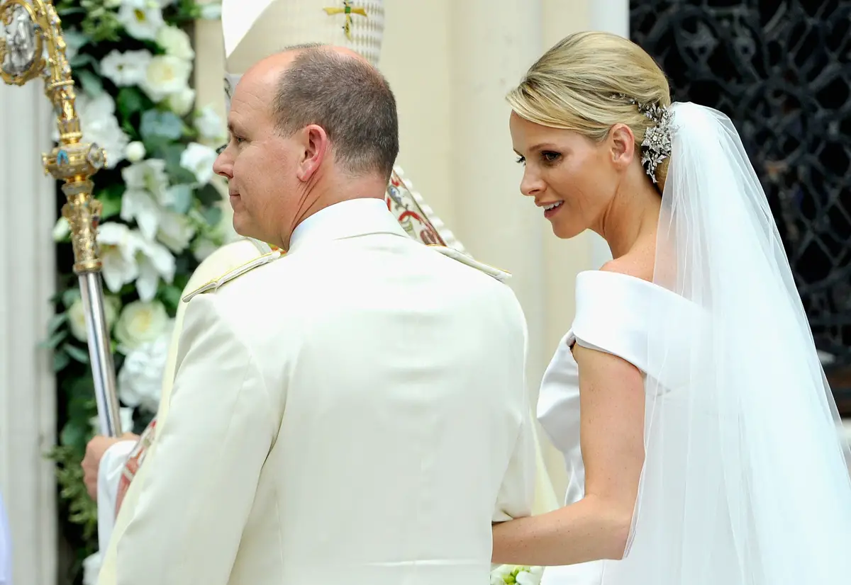 Il Principe e la Principessa di Monaco arrivano alla Chiesa di Sainte Devote dopo la loro cerimonia nuziale religiosa il 2 luglio 2011 (Gareth Cattermole/Getty Images)