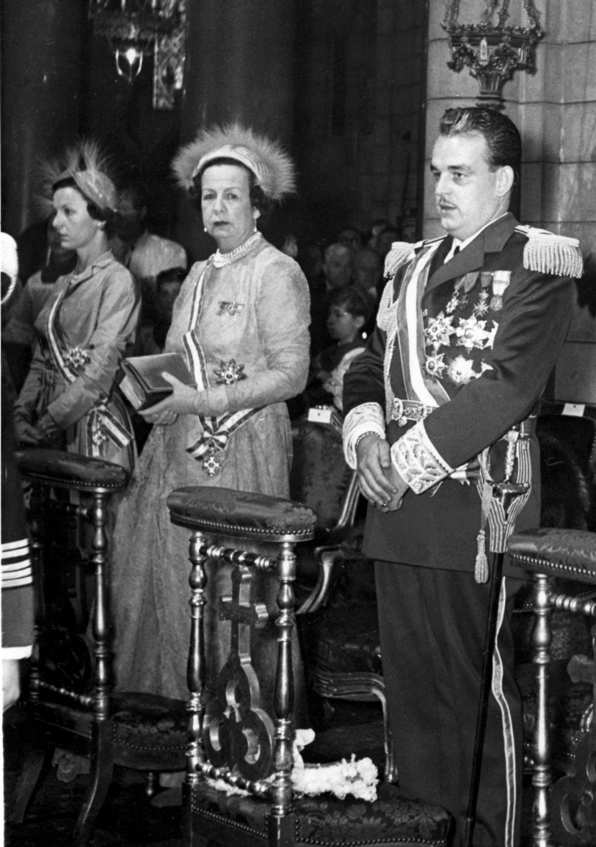 La Principessa Antoinette, la Principessa Charlotte e il Principe Ranieri III di Monaco durante le cerimonie di incoronazione ad aprile 1950 (Everett Collection/Alamy)