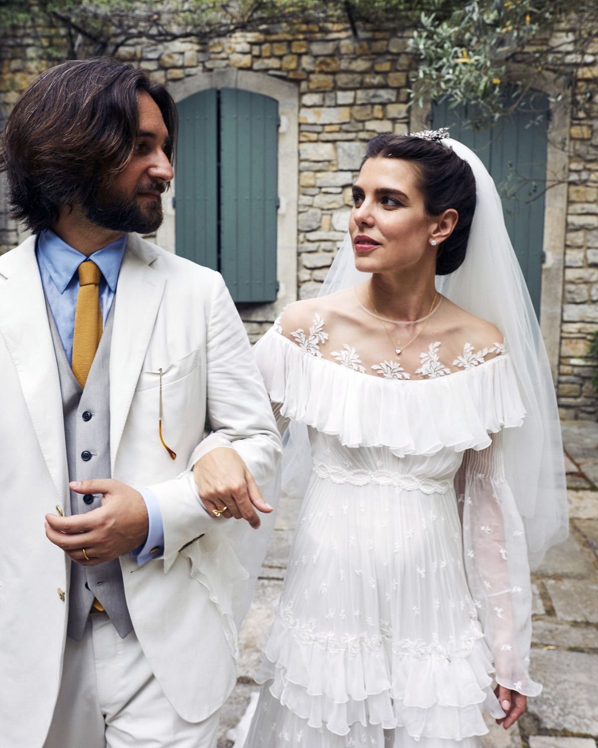 Dimitri Rassam e Charlotte Casiraghi durante le loro celebrazioni di matrimonio nell'Abbazia di Sainte-Marie de Pierredon in Provenza il 25 giugno 2019 (Félix Dol-Maillot/Instagram)