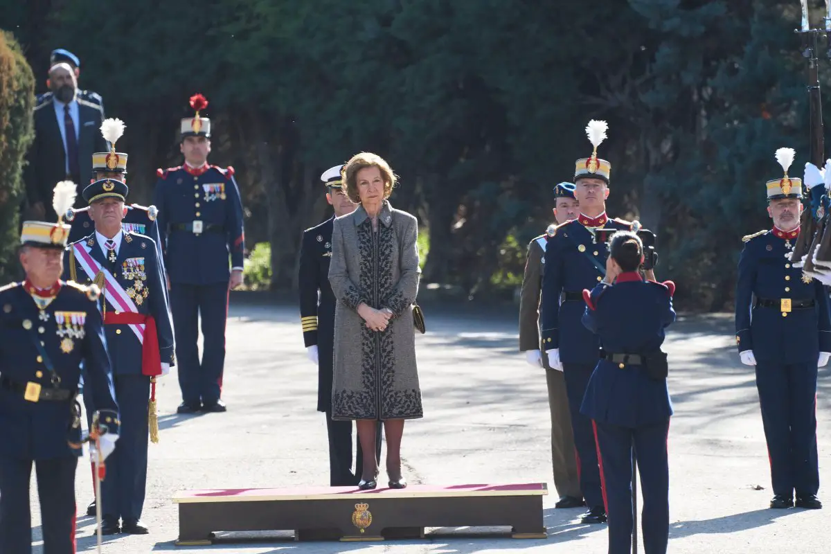 La Regina Sofia di Spagna partecipa alla cerimonia di giuramento al Tricolore spagnolo presso le Caserme del Re a El Pardo il 26 gennaio 2024 (Jack Abuin/Zuma Press/Alamy)