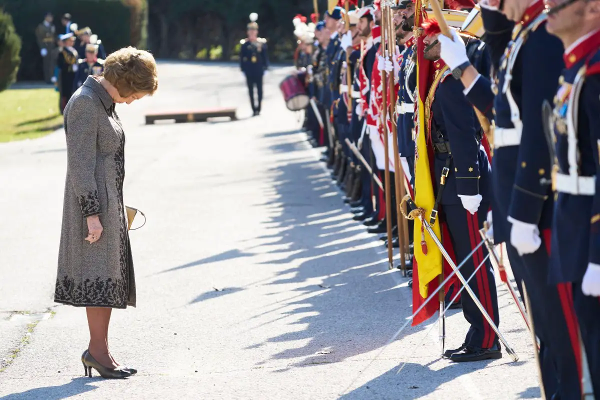 La Regina Sofia di Spagna partecipa alla cerimonia di giuramento al Tricolore spagnolo presso le Caserme del Re a El Pardo il 26 gennaio 2024 (Jack Abuin/Zuma Press/Alamy)