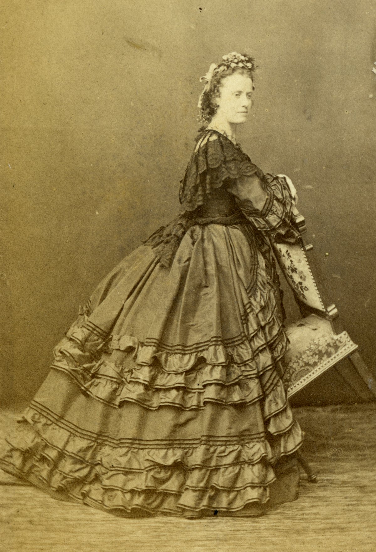 Fotografia della Contessa di Granville (nèe Marie Louise Pelline von Dalberg) scattata a Parigi, ca. 1858 (Wikimedia Commons)