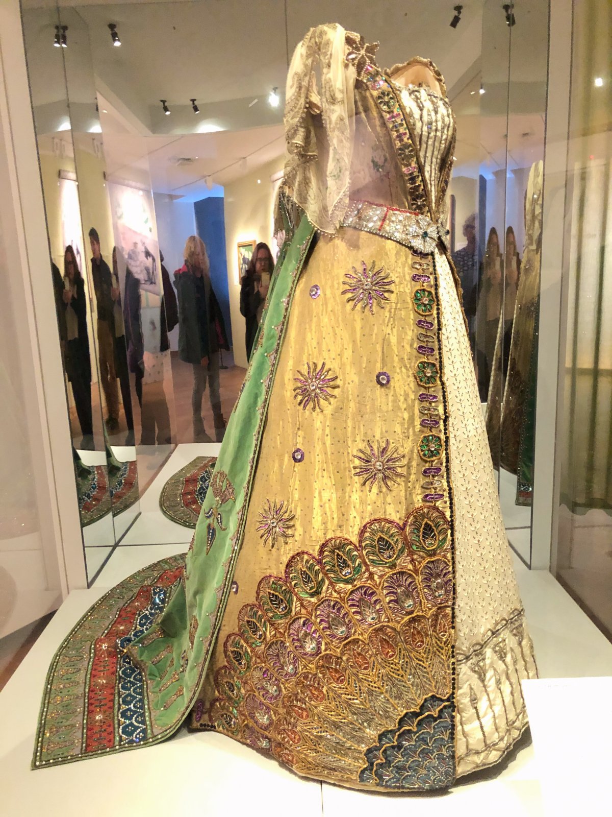 Il Vestito da Ballo della Duchessa di Devonshire in occasione del Giubileo di Diamante, realizzato da Worth, è esposto come parte della mostra “Colour Revolution: Art, Fashion & Design” al Museo Ashmolean di Oxford, dicembre 2023 (Foto gentilmente condivisa da Paola; non riprodurre)