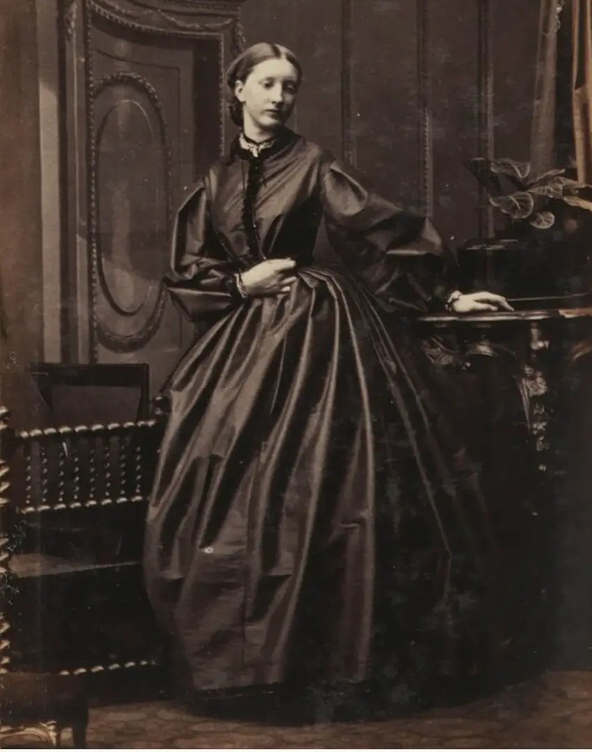 Fotografia di Castalia Rosalind Campbell, poi Contessa Granville, scattata da Camille Silvy nell'aprile del 1863 (Wikimedia Commons)