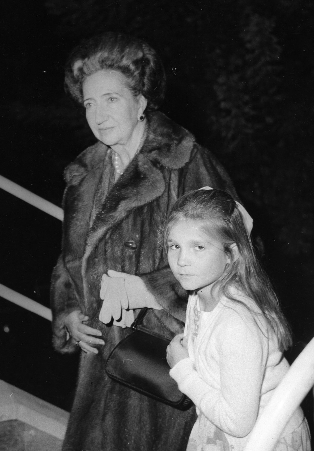 La Contessa di Barcellona e l'Infanta Elena di Spagna partecipano al battesimo di Alfonso Juan Carlos Zurita y de Borbón il 21 ottobre 1973 (Luis Alonso/Album/Alamy)