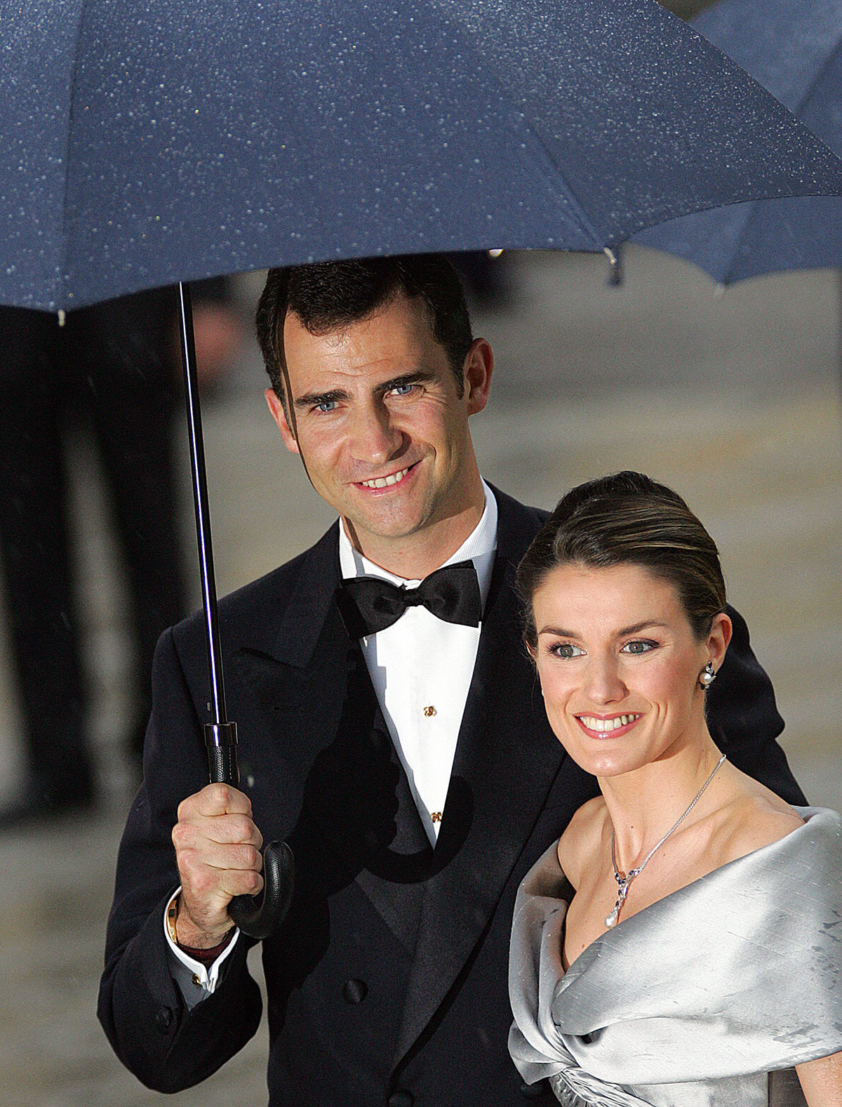 Il Principe delle Asturie e Letizia Ortiz Rocasolano partecipano a una cena ufficiale al Palazzo Reale di El Pardo la vigilia del loro matrimonio reale a Madrid, 21 maggio 2004 (ODD ANDERSEN/AFP/Getty Images)