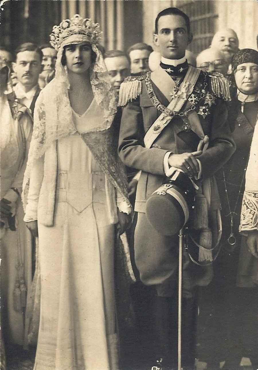 Il Principe e la Principessa di Piemonte posano per una fotografia ufficiale nel giorno del loro matrimonio, 8 gennaio 1930 (Wikimedia Commons)