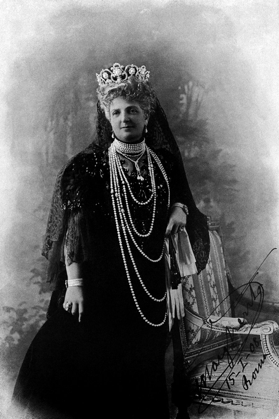 La Regina Margherita d'Italia posa per una fotografia ufficiale, ca. 1908 (Wikimedia Commons)