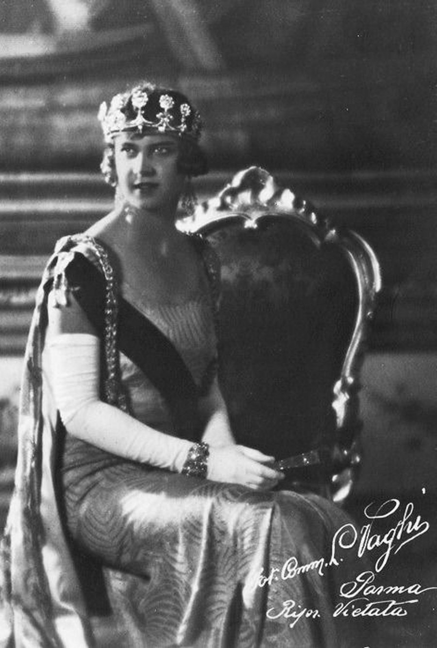 La Principessa di Piemonte posa per una fotografia ufficiale, ca. 1930 (Wikimedia Commons)