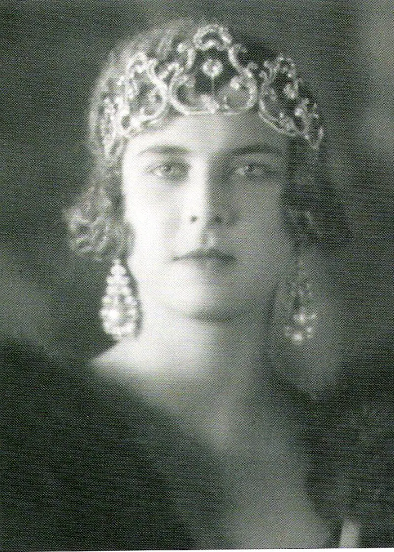 La Principessa di Piemonte posa per una fotografia ufficiale, ca. 1930 (Wikimedia Commons)