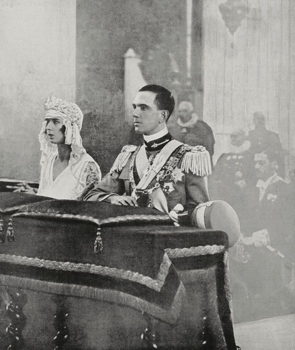 La Principessa Marie José del Belgio e il Principe di Piemonte durante la loro cerimonia nuziale al Palazzo del Quirinale a Roma, 8 gennaio 1930 (Wikimedia Commons)