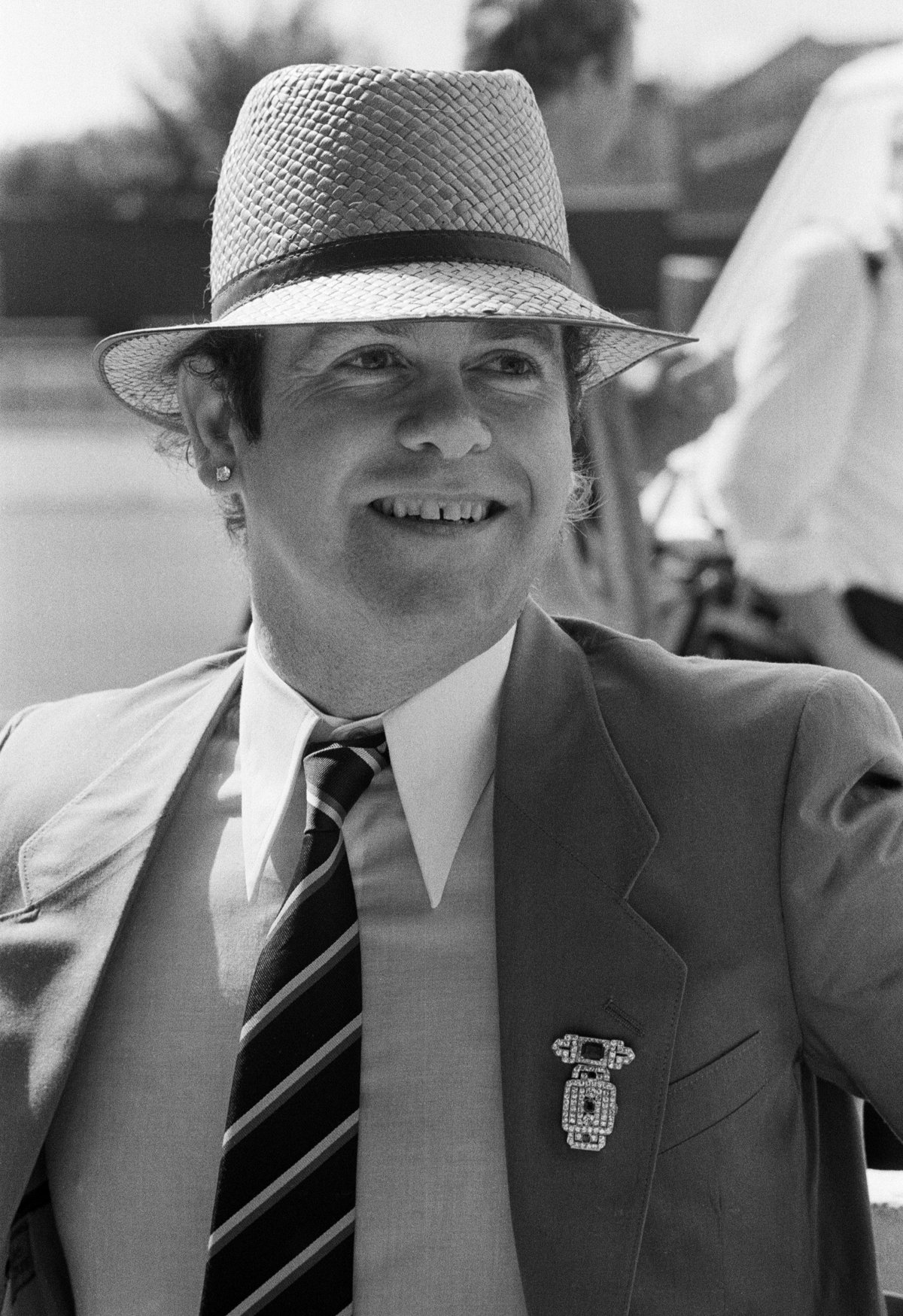 Il presidente del Watford FC, Elton John, partecipa a un photocall della squadra il 29 agosto 1982 (Trinity Mirror/Mirrorpix/Alamy)