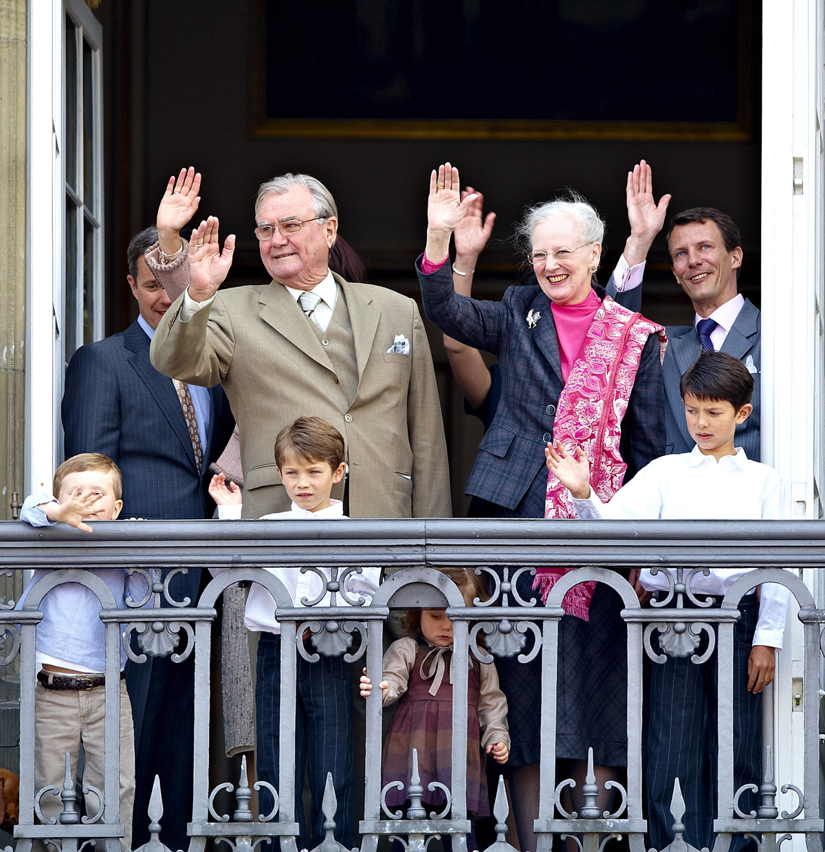 La regina Margherita II e il principe Henrik di Danimarca, con il principe ereditario Frederik, il principe Joachim, il principe Nikolai, il principe Felix, il principe Christian e la principessa Isabella, salutano dalla balconata del Palazzo Christian IX nel complesso di Amalienborg il giorno del compleanno della regina, 16 aprile 2009 (Schiller Graphics/Getty Images)