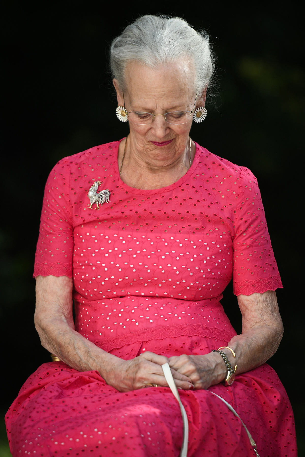 La regina Margherita II di Danimarca partecipa all'inaugurazione di una mostra delle sue opere d'arte al Museo Henri Martin di Cahors il 17 agosto 2022 (VALENTINE CHAPUIS/AFP via Getty Images)