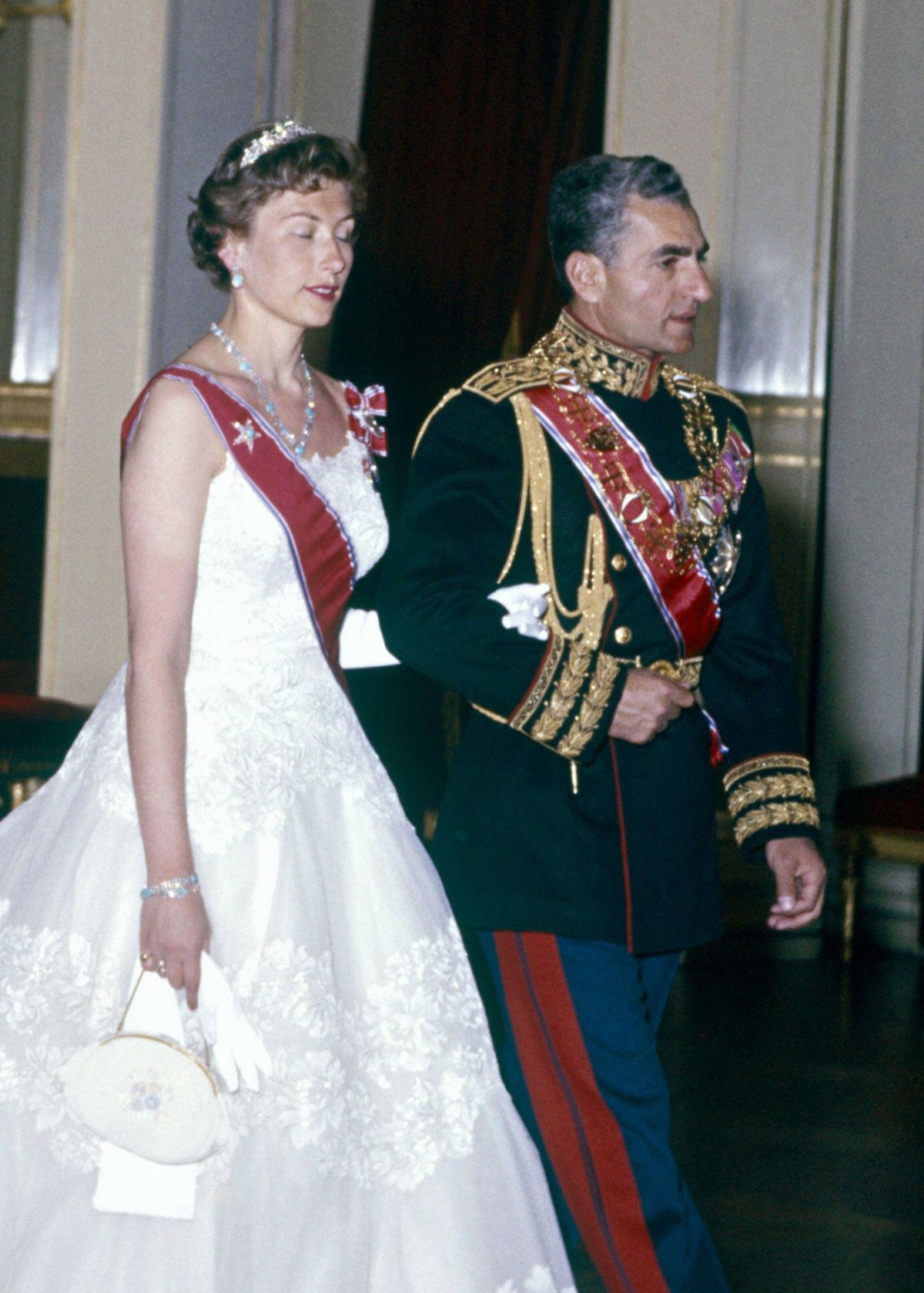 La Principessa Astrid, signora Ferner, arriva al braccio dello Shah di Persia per un banchetto di stato al Palazzo Reale di Oslo durante la visita di stato iraniana in Norvegia, maggio 1961 (NTB/Alamy)