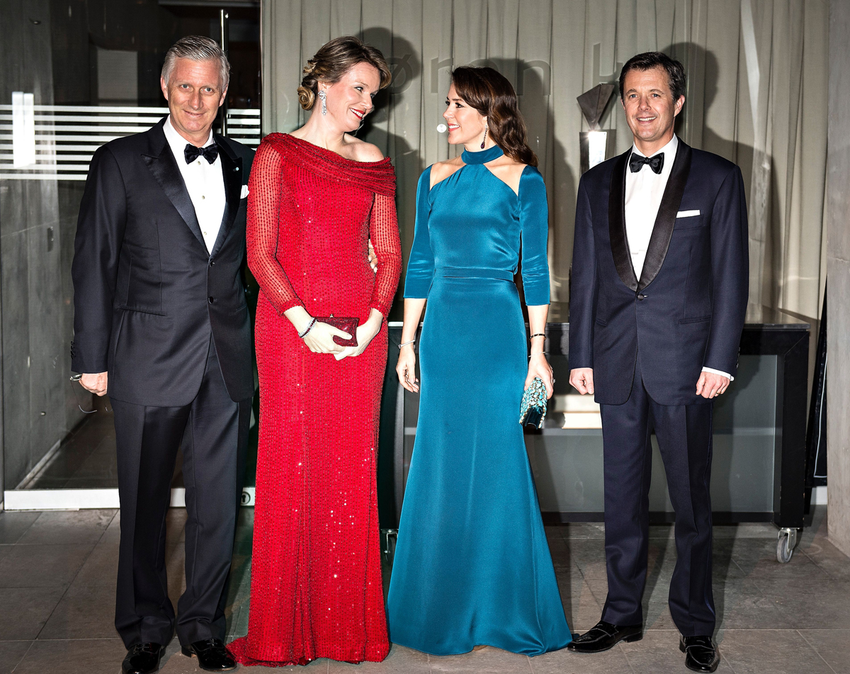 Il Re Filippo e la Regina Matilde dei Belgi, insieme al Principe Frederik e alla Principessa Mary di Danimarca prima di una cena di ritorno al Black Diamond di Copenaghen il 29 marzo 2017 (HENNING BAGGER/AFP via Getty Images)