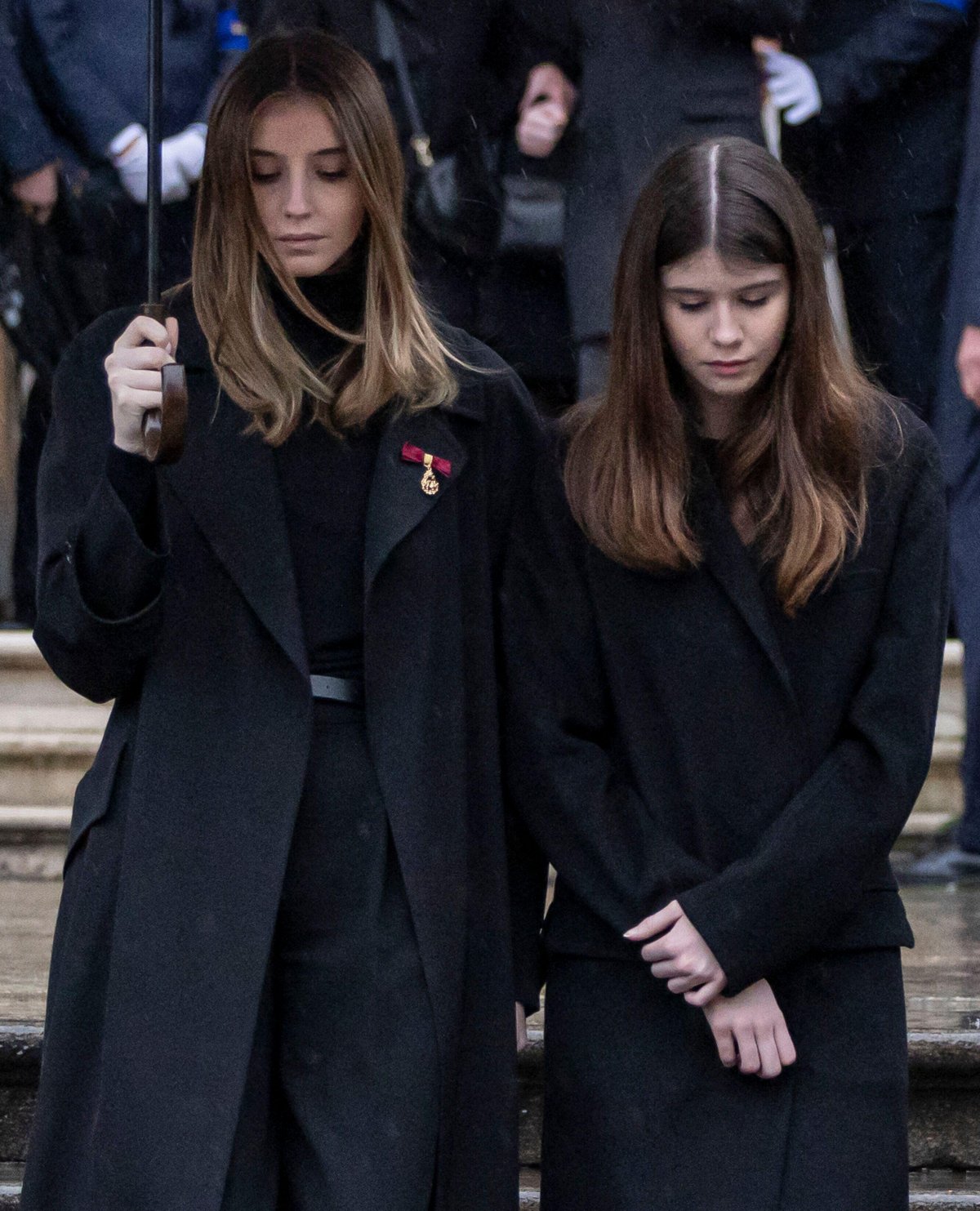 Vittoria di Savoia e Luisa di Savoia partecipano al funerale del nonno, Vittorio Emanuele di Savoia, a Torino il 10 febbraio 2024 (Marco Piovanotto/Abaca Press/Alamy)