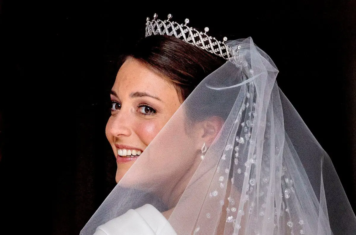 La Principessa Alexandra di Lussemburgo arriva al suo matrimonio con Nicolas Bagory a Bormes-les-Mimosas il 23 aprile 2023 (Albert Nieboer/DPA Picture Alliance/Alamy)