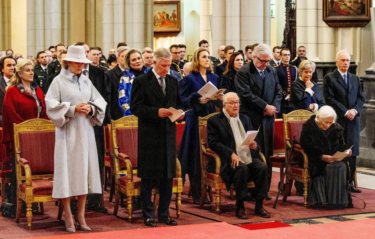 Membri della famiglia reale belga partecipano alla messa annuale in memoriale dei membri defunti della famiglia reale a Bruxelles il 20 febbraio 2024 (Albert Nieboer/DPA Picture Alliance/Alamy)