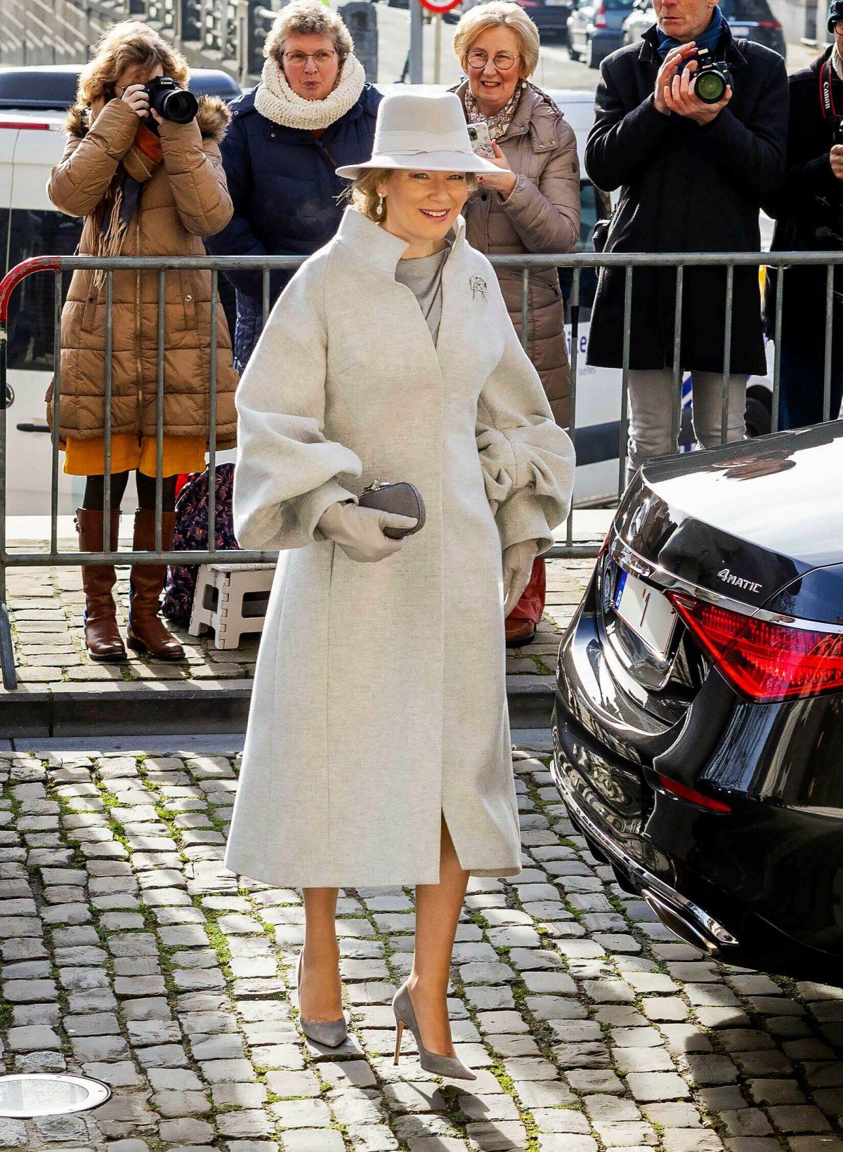 La Regina dei Belgi participa alla messa annuale in memoriale dei membri defunti della famiglia reale a Bruxelles il 20 febbraio 2024 (Albert Nieboer/DPA Picture Alliance/Alamy)