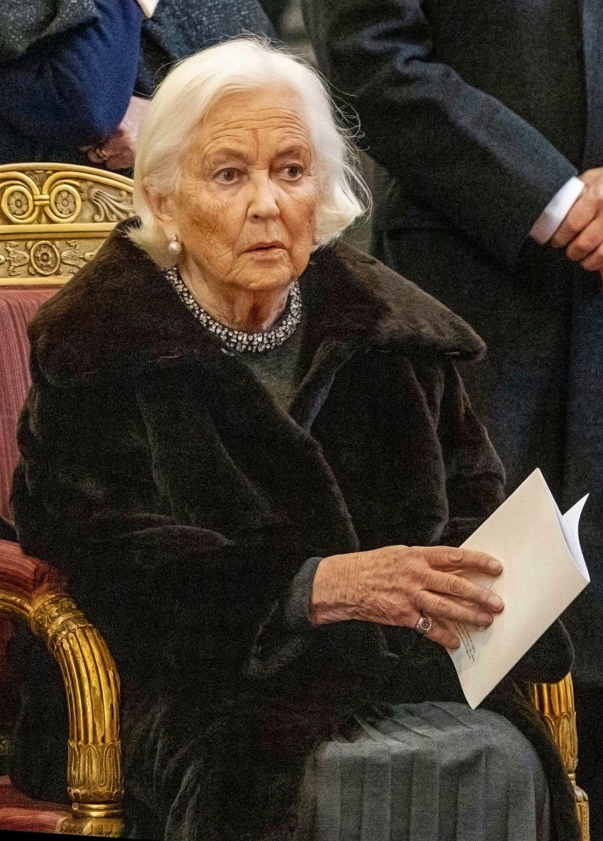 La Regina Paola del Belgio partecipa alla messa annuale in memoriale dei membri defunti della famiglia reale a Bruxelles il 20 febbraio 2024 (Albert Nieboer/DPA Picture Alliance/Alamy)