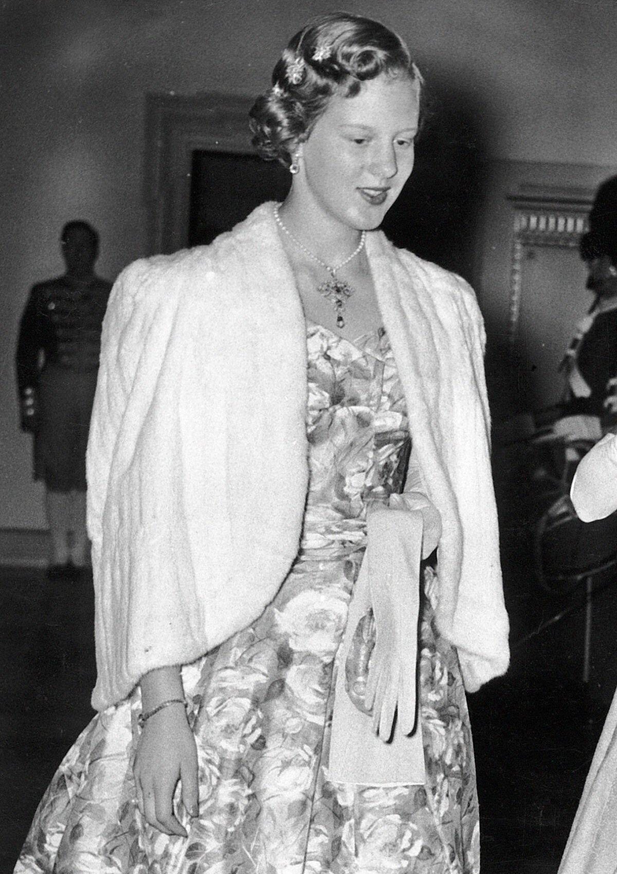 La Principessa Margrethe di Danimarca partecipa a una cena di Stato in onore del Presidente della Finlandia a Copenaghen il 3 settembre 1957 (Christensen Tage/Ritzau/Alamy)