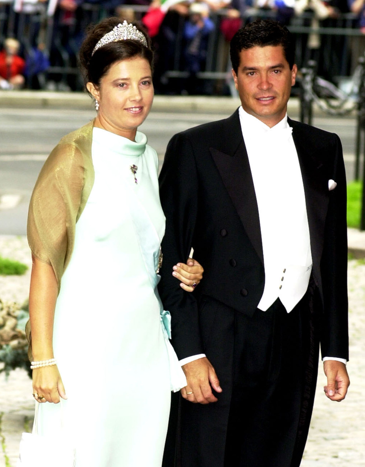 La Principessa Alexia di Grecia e Danimarca e suo marito, Carlos Morales Quintana, partecipano al matrimonio del Principe Ereditario Haakon e della Principessa Ereditaria Mette-Marit di Norvegia il 25 agosto 2001 (Anthony Harvey/Getty Images)