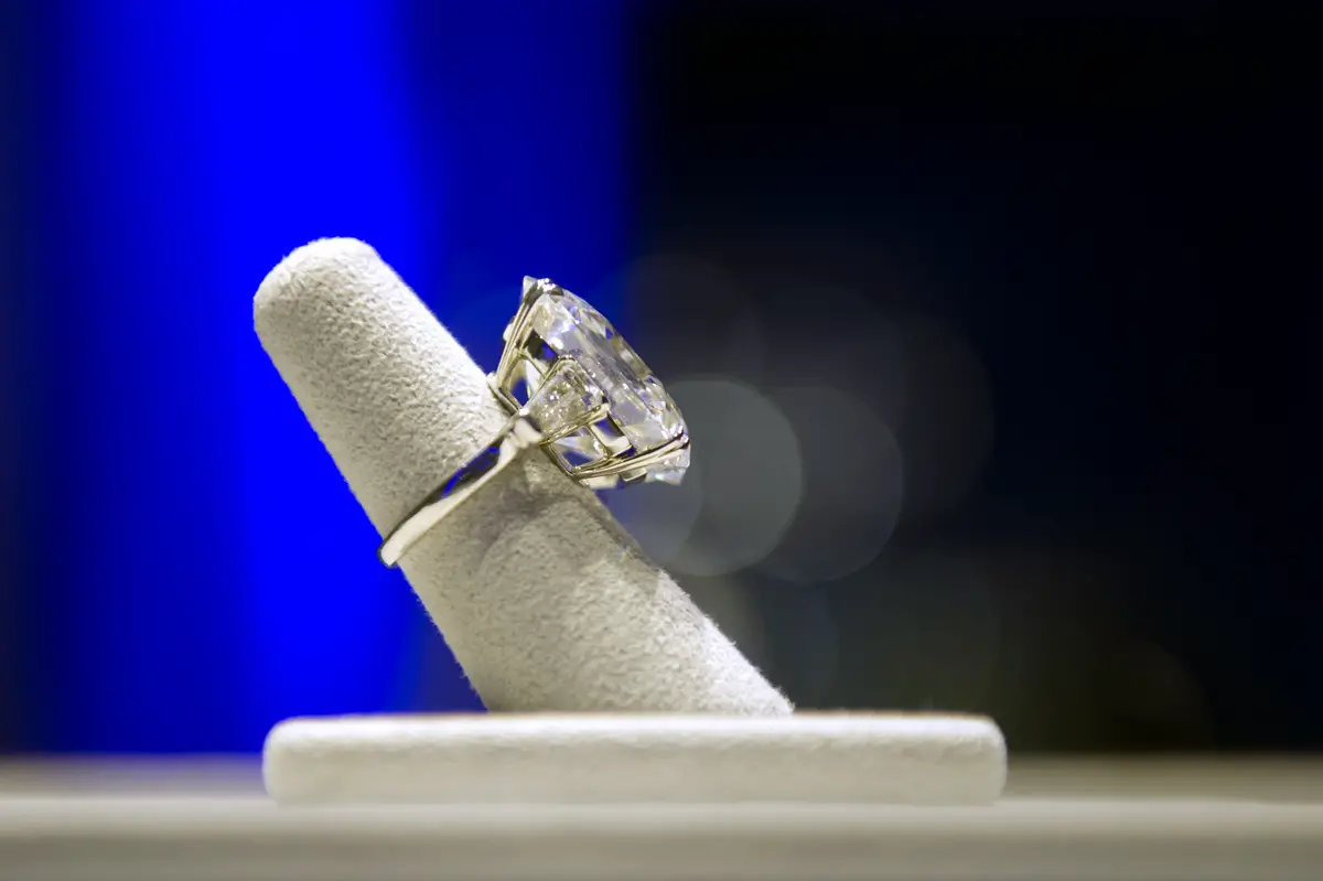 L'anello di diamante di Elizabeth Taylor è esposto durante un'anteprima stampa di Christie's a Parigi il 15 novembre 2011 (FRED DUFOUR/AFP/Getty Images)