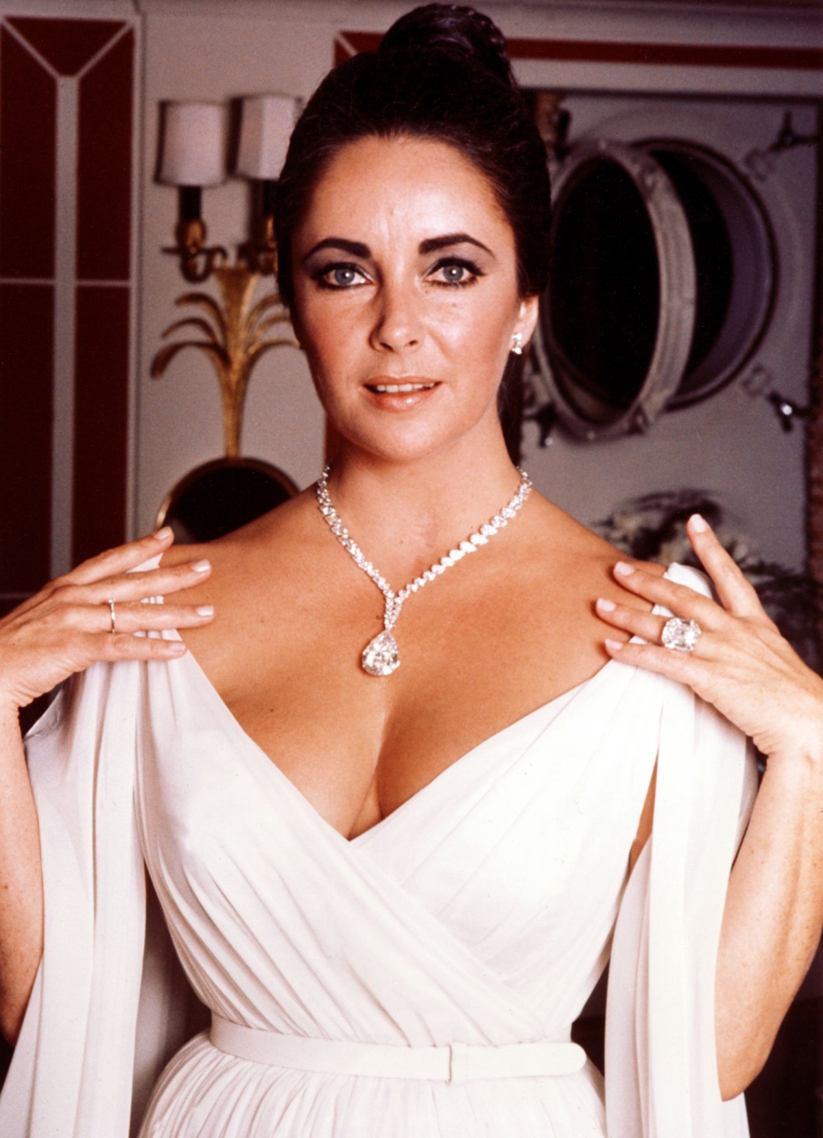 Elizabeth Taylor indossa il Taylor-Burton Diamond (montato come pendente su una collana di diamanti) e l'anello di diamante di Elizabeth Taylor (Pictorial Press/Alamy)