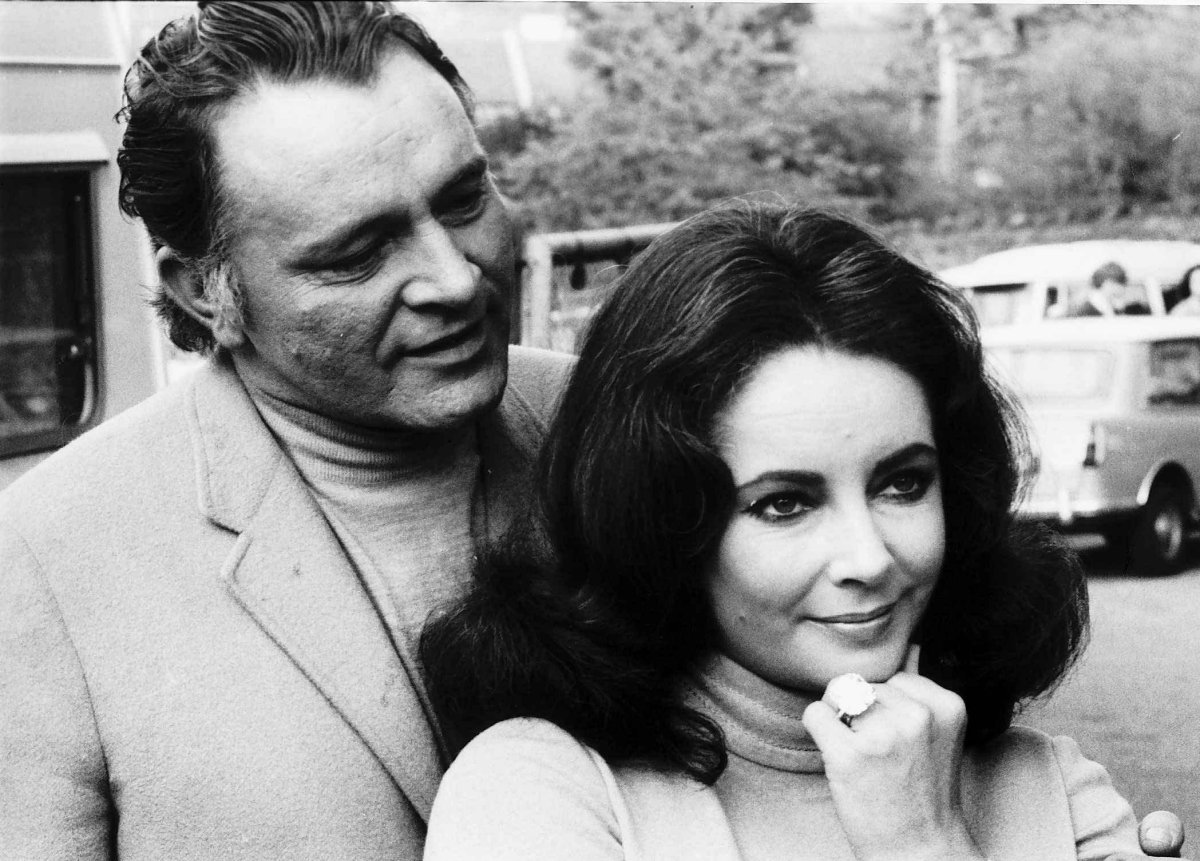 Elizabeth Taylor è ritratta con suo marito, Richard Burton, mentre indossa l'anello di diamante che lui le ha recentemente acquistato, maggio 1968 (Trinity Mirror/Mirrorpix/Alamy)