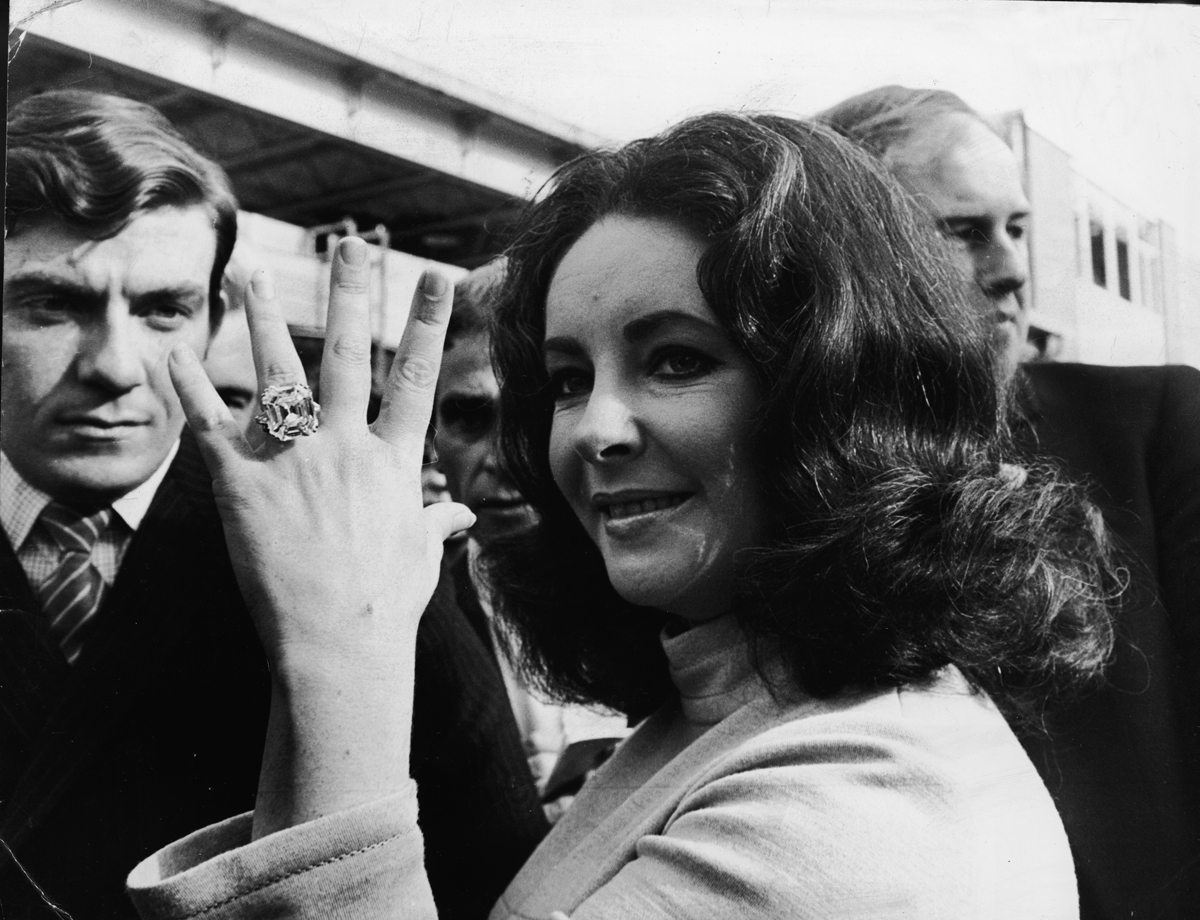 Elizabeth Taylor mostra l'anello di diamante ricevuto dal marito, Richard Burton, maggio 1968 (Express Newspapers/Hulton Archive/Getty Images)