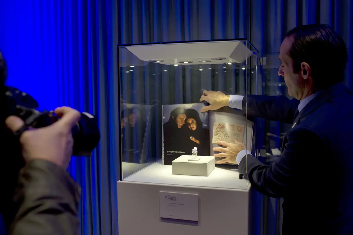 L'anello di diamante di Elizabeth Taylor è esposto durante un'anteprima stampa di Christie's a Parigi il 15 novembre 2011 (FRED DUFOUR/AFP/Getty Images)