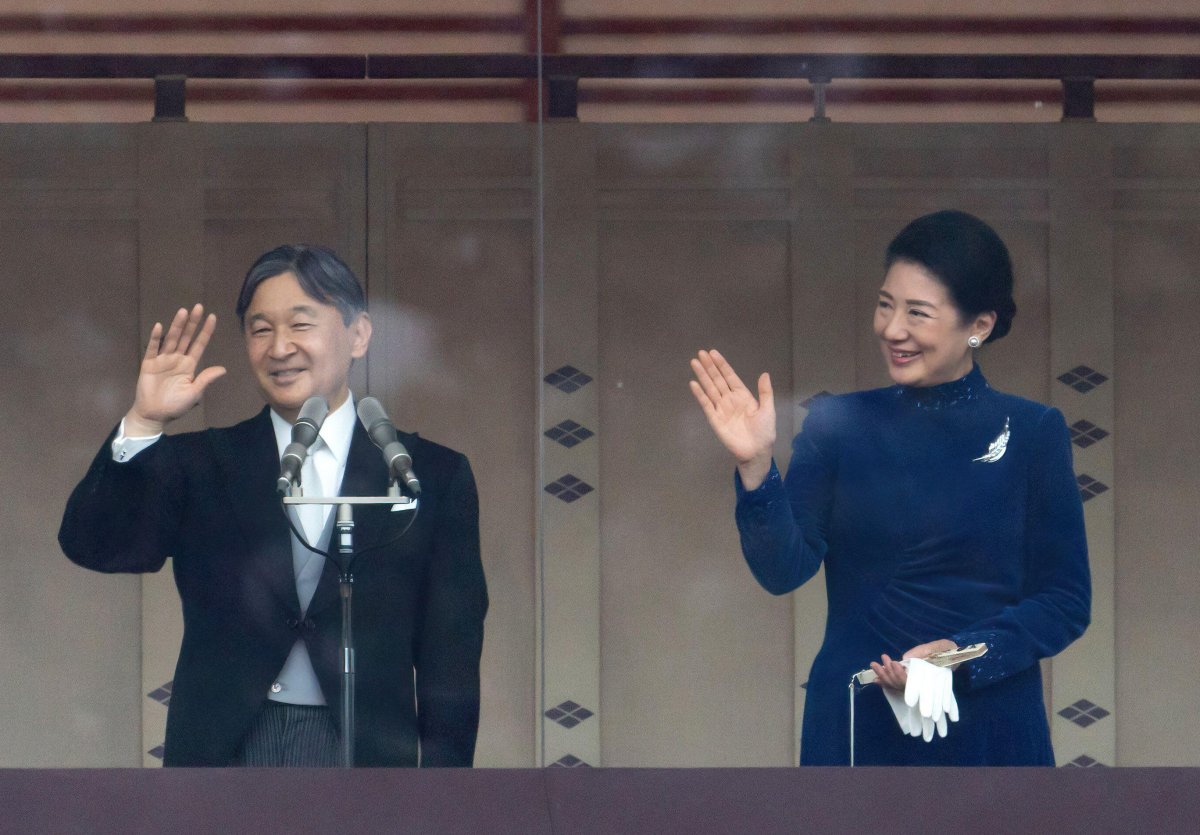 L'Imperatore e l'Imperatrice del Giappone ricevono gli auguri dalla balconata del Palazzo Imperiale di Tokyo nel giorno del suo compleanno, 23 febbraio 2024 (Tomohiro Ohsumi/SOPA Images via ZUMA Press/Alamy)