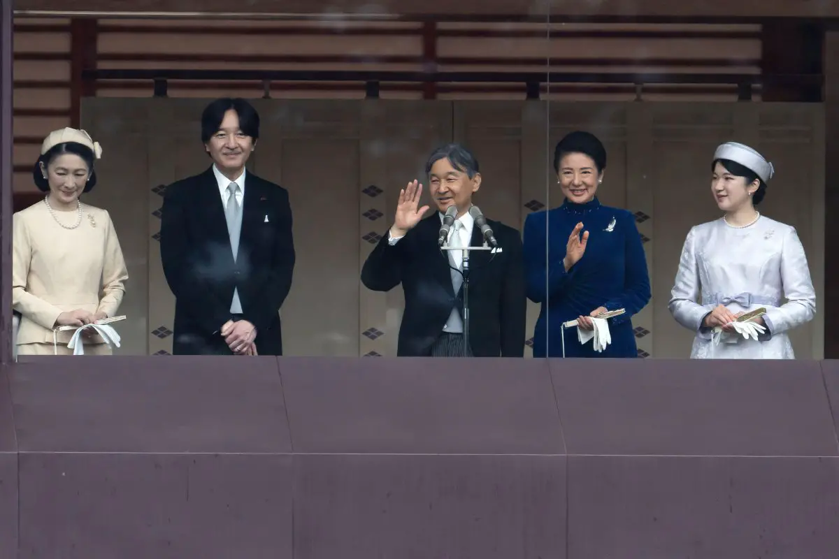 L'Imperatore e l'Imperatrice del Giappone, insieme al Principe Ereditario e alla Principessa Ereditaria, e la Principessa Aiko, ricevono gli auguri dalla balconata del Palazzo Imperiale di Tokyo nel giorno del suo compleanno, 23 febbraio 2024 (Tomohiro Ohsumi/SOPA Images via ZUMA Press/Alamy)