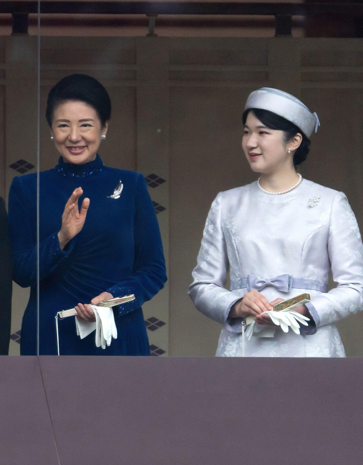 L'Imperatrice del Giappone e la Principessa Aiko ricevono gli auguri dalla balconata del Palazzo Imperiale di Tokyo nel giorno del compleanno dell'Imperatore, 23 febbraio 2024 (Tomohiro Ohsumi/SOPA Images via ZUMA Press/Alamy)