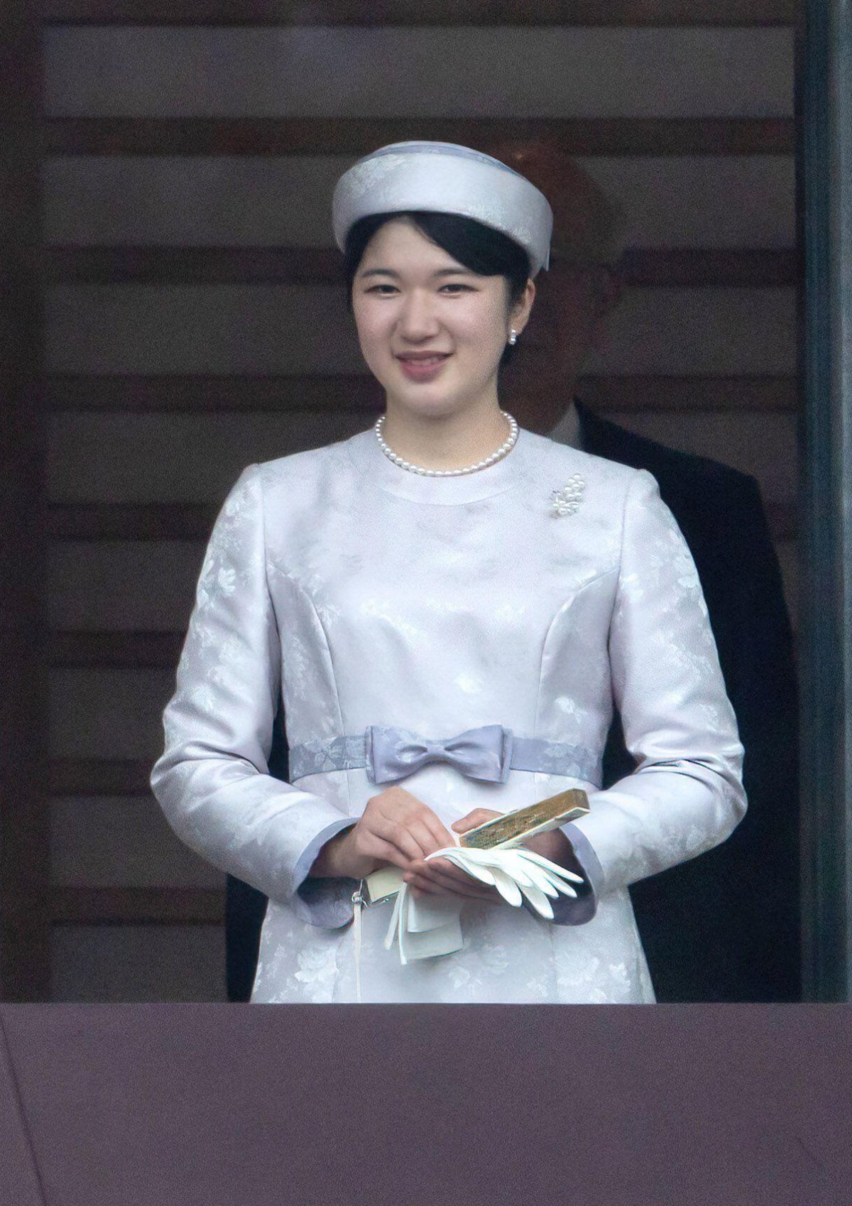 La Principessa Aiko del Giappone riceve gli auguri dalla balconata del Palazzo Imperiale di Tokyo nel giorno del compleanno dell'Imperatore, 23 febbraio 2024 (SOPA Images via ZUMA Press/Alamy)