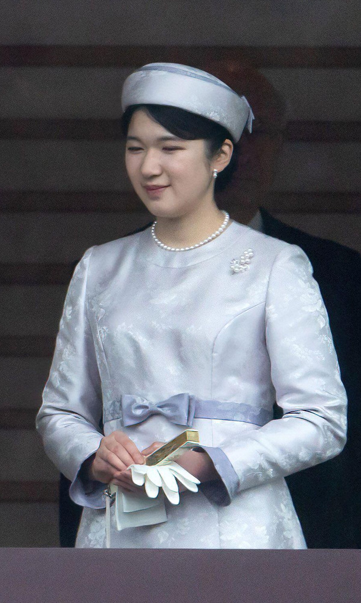 La Principessa Aiko del Giappone riceve gli auguri dalla balconata del Palazzo Imperiale di Tokyo nel giorno del compleanno dell'Imperatore, 23 febbraio 2024 (SOPA Images via ZUMA Press/Alamy)